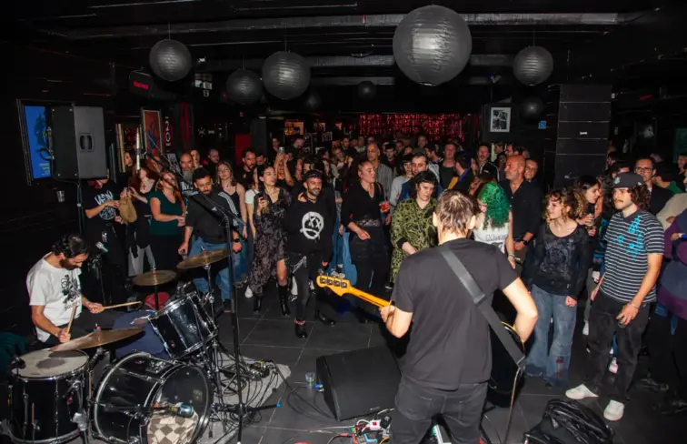 Festa no interior da Tendinha dos Clérigos, no Porto